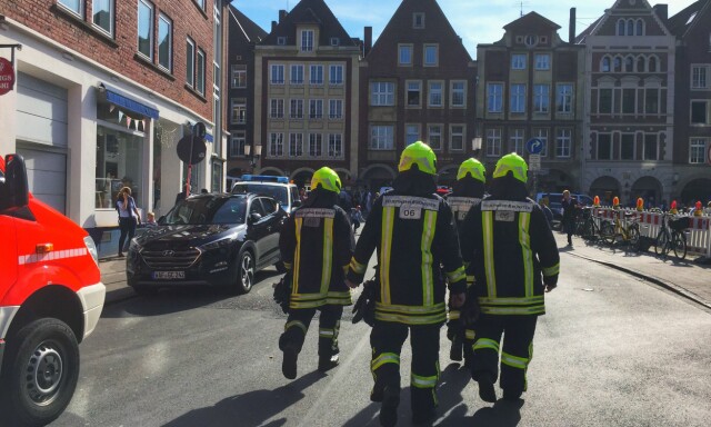 image: Bil har kjørt inn i folkemengde. Flere skadd og drept